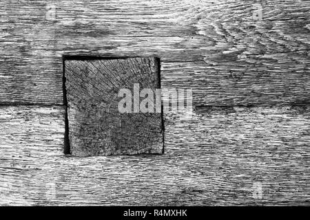 Detail des Holzbalkens gemeinsame auf alten Blockhaus, schwarze und weiße Textur Bild Stockfoto