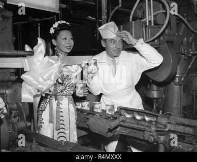 Schauspieler Carleton Young fördert seine Smog in der Dose Produkt, Ca. 1957. Stockfoto