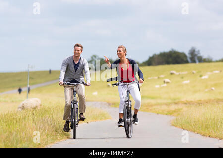 Paar Meer Radtour am Deich Stockfoto