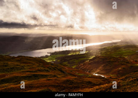 Coniston Water durch Sonnenstrahlen beleuchtet wie aus den unteren Hängen des Wetherlam gesehen Stockfoto