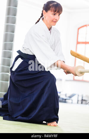 Frau mit Aikido Schwertkampf Stockfoto