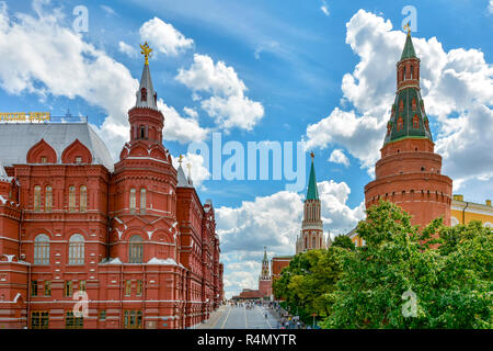 Eingang zum alten und berühmten Roten Platz in Moskau mit seiner charakteristischen Architektur, Türme und Ziegel Stockfoto