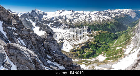 Blick auf die Schweizer Alpen vom Titlis Ski Resort, Schweiz, Europa. Stockfoto