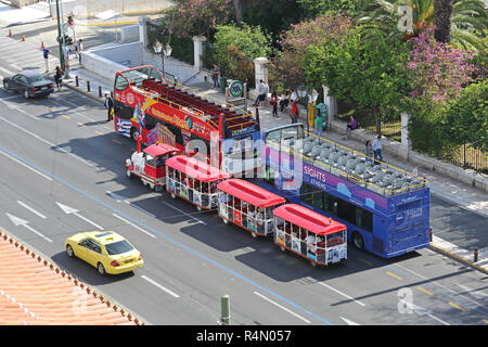 Athen, Griechenland - 02.Mai: Open Tour Busse und Touristen Zug in Athen am 02.Mai 2015. Kleiner Zug und Touristische Trainer in der Nähe von Syntagma Platz geparkt in An Stockfoto