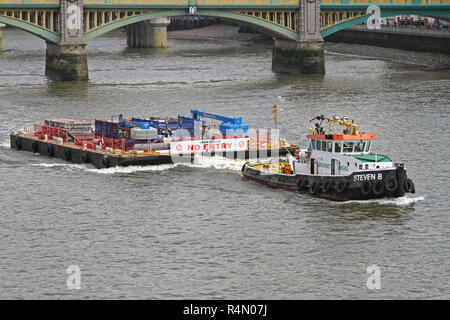 LONDON, Großbritannien - 09 April: Tugboat und Schiff an der Themse in London am 09 April, 2010. Schlepper ziehen Bau Plattform in der Nähe von Blackfriars Bridge Stockfoto