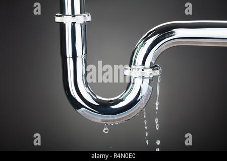 Das Austreten von Wasser aus der Leitung Stockfoto
