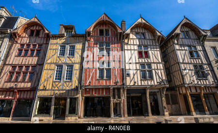 Mittelalterliche Fachwerkhäuser Stadthäuser in Altstadt Troyes Champagne Frankreich. Stockfoto