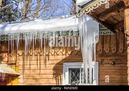 Eiszapfen hängen von der Decke der Häuser. gefrorenes Wasser. Wasser Aggregation Stockfoto