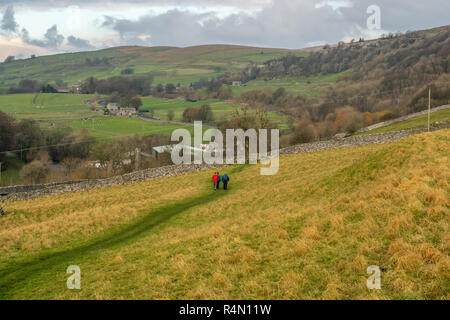 In den Yorkshire Dales vereinbaren mit einer weiblichen Hill Walker in der Nähe der Ortschaft Stainforth Stockfoto