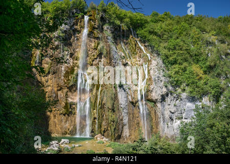 Mehrere Wasserfälle herab von einem Plateau in Nationalpark Plitvicer Seen, Kroatien. Der Park ist berühmt für seine Seen in Kaskaden angeordnet. Stockfoto