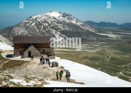 Wanderer auf dem Duca Degli Abruzzi Zuflucht. Abruzzen Stockfoto