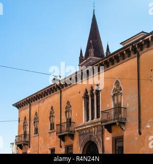 Haus und Turm der Chiesa di San Fermo Maggiore Stockfoto