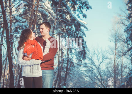 Paar in Liebe umarmen im Winter Wald. Jungen Menschen eine gute Zeit zusammen haben im Winter Urlaub Stockfoto