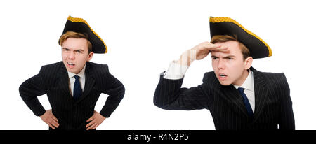 Junger Mann im Kostüm mit Piratenhut isoliert auf weiss Stockfoto