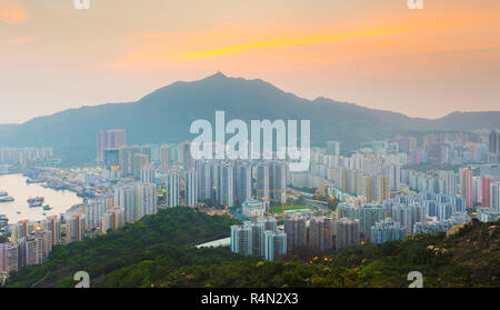 Hong Kong Tuen Mun Skyline und Südchinesische Meer. Stockfoto