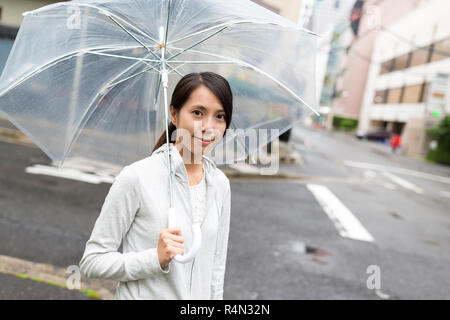 Frau mit Regenschirm mit draussen geregnet Stockfoto