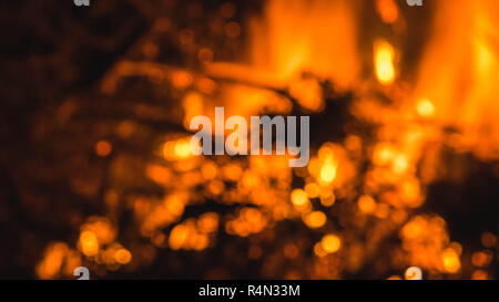Auszug aus Flammen und Funken von einem Lagerfeuer nacht Brand in East Devon, Südwest-England, Vereinigtes Königreich. Stockfoto