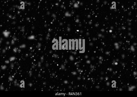 Abbildung: weiße Schnee auf schwarzen Hintergrund. Verschwommen winter abstrakte Textur mit fallenden Schnee. Stockfoto