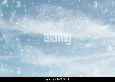 Verschneiten winterlichen Himmel. Unscharfer Hintergrund der Schnee gegen kühle Blau bewölkter Himmel während ein Wintersturm. Stockfoto