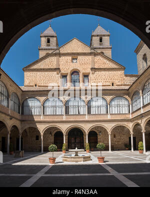 Hospital de Santiago Innenhof in Ãšbeda (Kulturerbe der Menschheit Stadt), JaÃ©n, Spanien. Weltkulturerbe der Unesco. Stockfoto