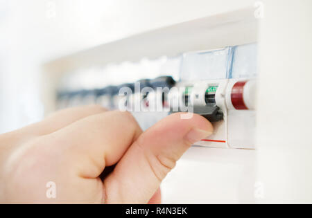 Männliche hand Ausschalten Sicherungsplatine. Stockfoto