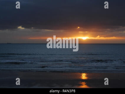 Sonnenuntergang über der Irischen See in Wales Stockfoto