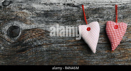 Zwei weiß-rotem Stoff Herz auf einem dunklen Hintergrund im Format 18:9 Stockfoto