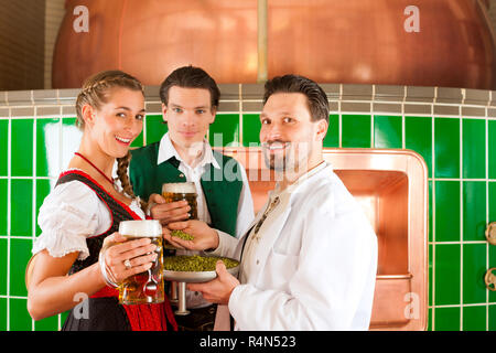 Paar mit Bier und Brauerei Brauerei Stockfoto