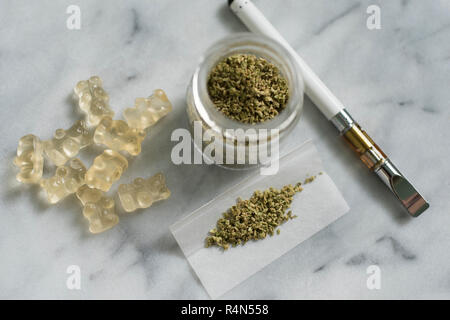 Gummibärchen edibles, Marihuana in Jar und Rolling Paper und elektronische Zigarette Stockfoto