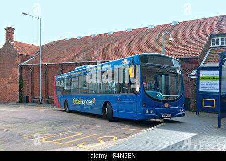 Ein Sanders Coasthopper livrierten Wright bodied Volvo B7RLE warten in den Busbahnhof in Cromer, Norfolk, Großbritannien Stockfoto