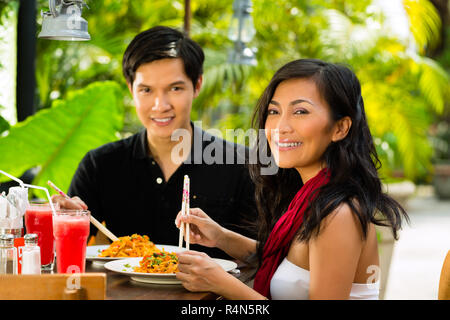 Asiatischer Mann und Frau im Restaurant Stockfoto