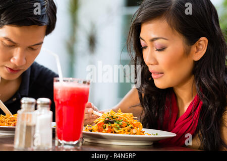Asiatischer Mann und Frau im Restaurant Stockfoto