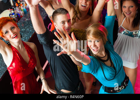 Junge Menschen tanzen im Club oder Disco, Männer und Frauen Stockfoto