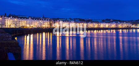 Gebäude bei Nacht entlang der Uferpromenade von Douglas, Isle of Man Stockfoto