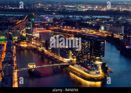 Luftaufnahme von Düsseldorf in der Nacht in Deutschland Stockfoto