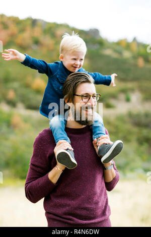 Vater und Sohn Huckepack Fahrt Stockfoto