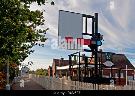 Oulton Broad Bahnhof Nord, Suffolk, die Semaphore Plattform starter Signal mit Sichtung board zeigt einen Halt. Stockfoto