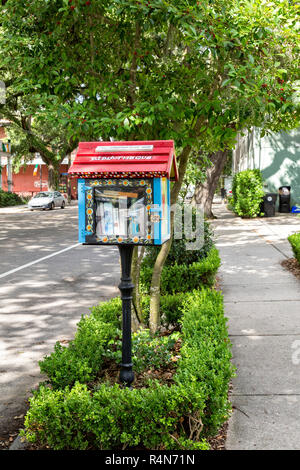 Winzige bunte Buch Haus, auf der Straße in New Orleans, Louisiana. Stockfoto