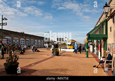 Lowestoft Bahnhof, Suffolk, Großbritannien. Ipswich Zug in die Plattform der Klasse 170 dmu gebildet Stockfoto