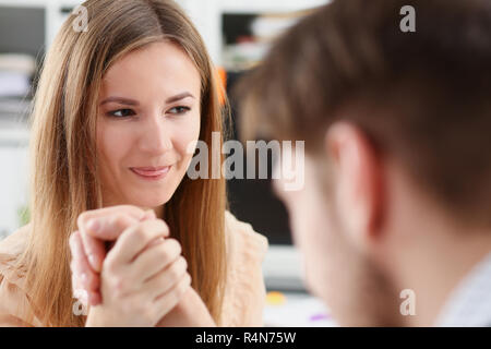 Frau und Mann in Anzug halten Hände Stockfoto