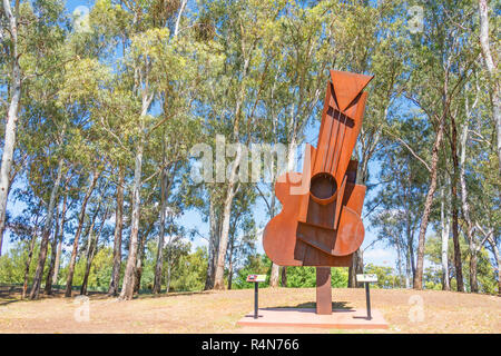 Ein Corten Stahl Picasso Gitarre Skulptur von Peter Hooper 2016 in Tamworth Bicentennial Park NSW Australien. Stockfoto