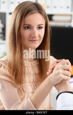 Frau und Mann in Anzug halten Hände Stockfoto