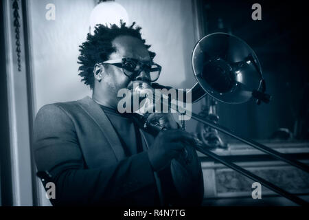 Dennis Rollins Solo an der Posaune, Lichfield 2018 Stockfoto