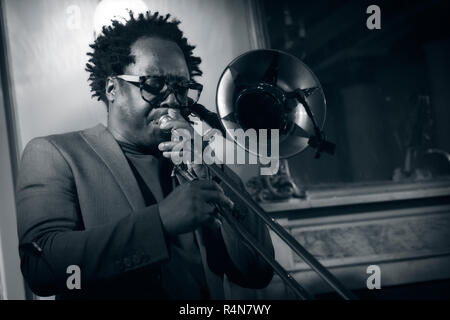 Dennis Rollins Solo an der Posaune, Lichfield 2018 Stockfoto