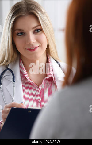 Lächelnd schöne weibliche Medizin Arzt erklären Stockfoto