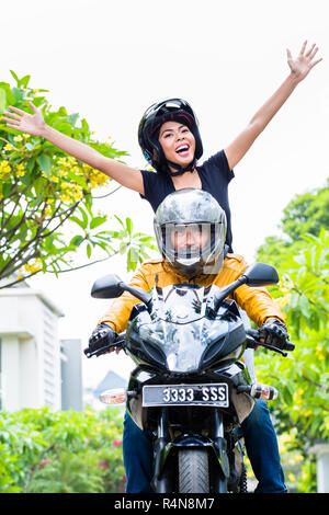 Indonesische Frau Gefühl sich auf Motorrad Stockfoto