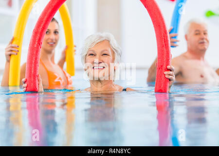 Gruppe in aquarobic fitness Schwimmbad Stockfoto