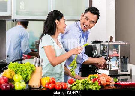 Asiatische paar Kochen gemeinsam in der Küche Stockfoto