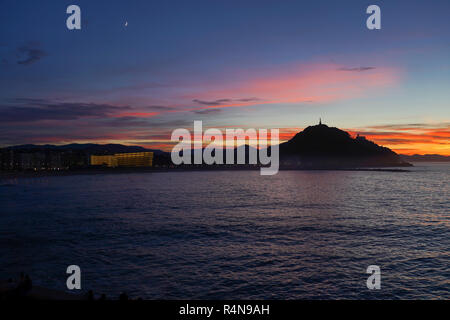 Blick auf San Sebastian-Donostia mit Zurriola Strand und Kursaal n den Vordergrund baskischen Land Spanien Stockfoto