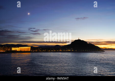 Blick auf San Sebastian-Donostia mit Zurriola Strand und Kursaal n den Vordergrund baskischen Land Spanien Stockfoto
